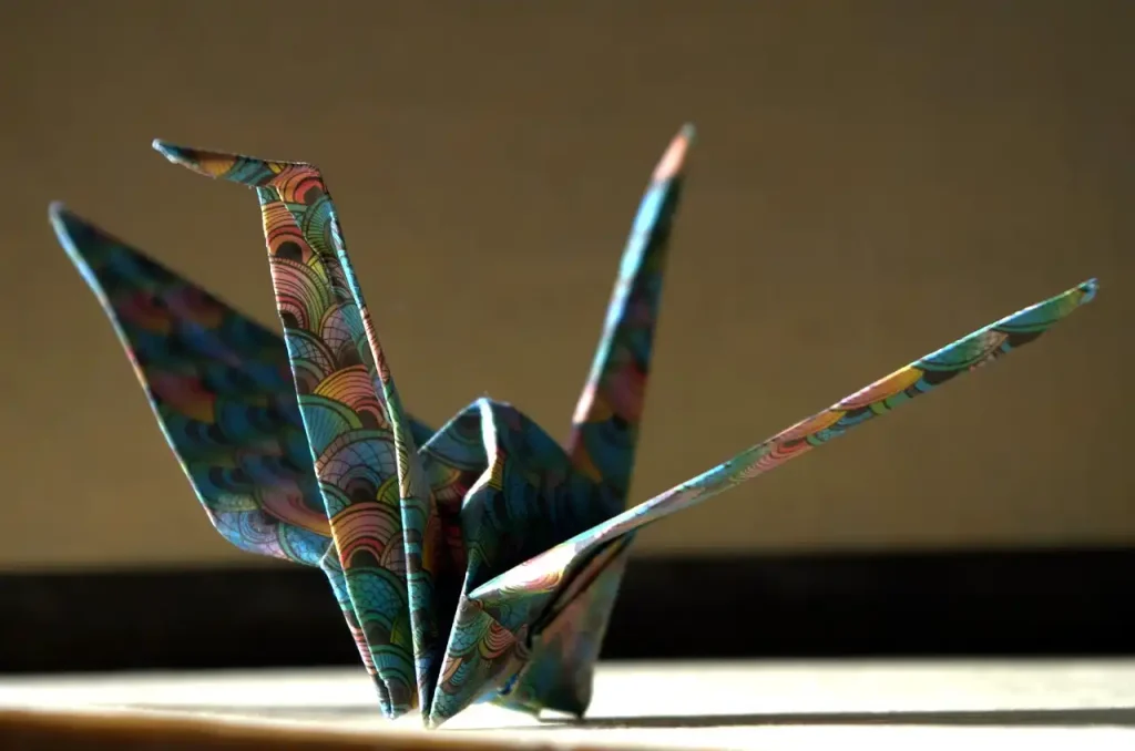 grue en origami avec papier multicolor